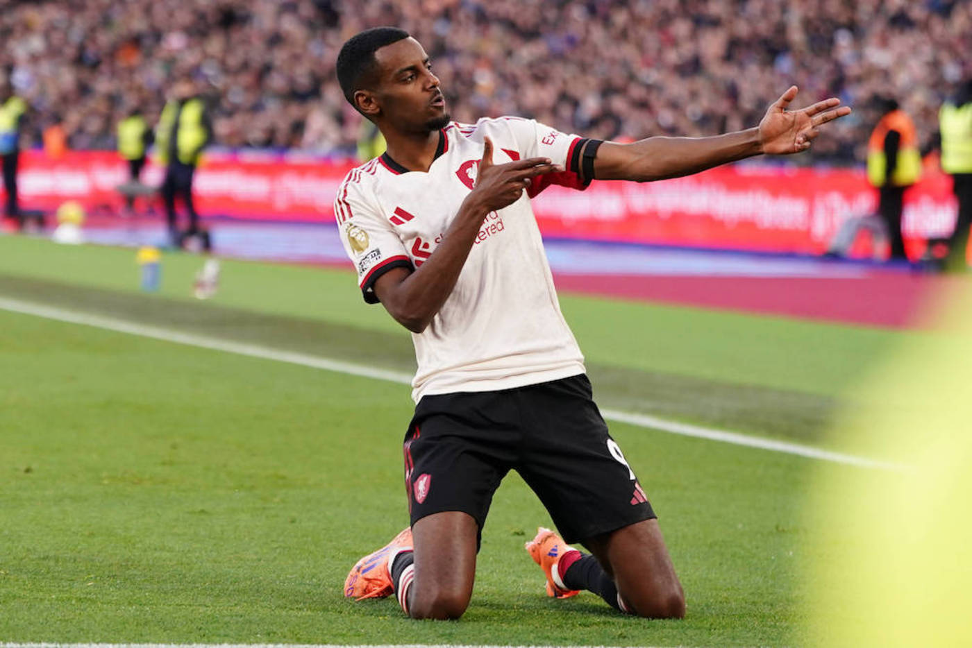 Slot: Isak kan göra comeback mot PSG